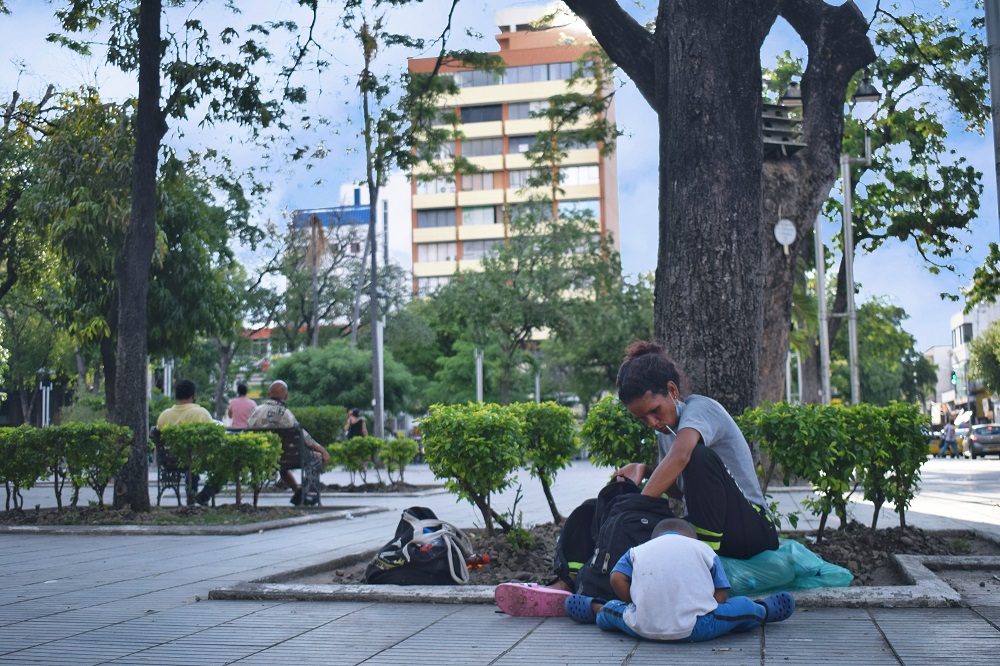 Mujer migrante y su hija en la ciudad de Cúcuta