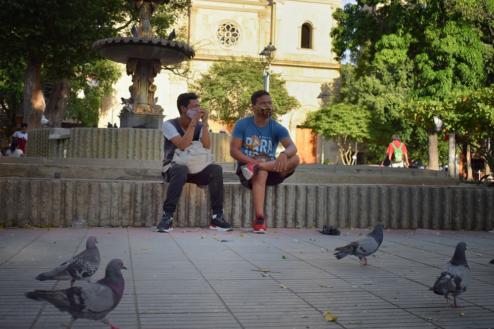 Dos jóvenes migrantes en la ciudad de Cúcuta, Norte de Santander